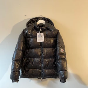 Moncler maya - Tjena! Säljer en helt oanvänd Moncler maya, skriv om du är intresserad av att köpa för en billigt och bra pris så hör av dig! Skick 10/10 den e lite skrynklig då jag precis tog upp den från paketet.