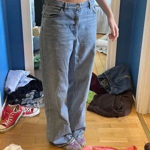 Baggy Jeans - Baggy/ pösiga jeans från Monki i ljusblå wash. Inga större slitningar förutom vid fötterna(fjärde bilden). Storleken står på 30 men jag är 173, så de är långa. Skulle själv säga att de är runt M eller L