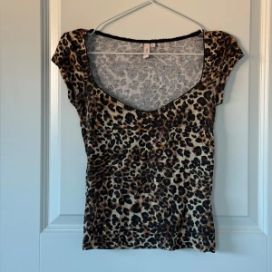 Leopardmönstrad topp från Nelly - Snygg leopardmönstrad topp från Nelly med korta ärmar 