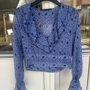 mönstrad genomskinlig blus - Superfin croppad mesh blus med v-ringning från Zara, aldrig använd! Storleken är M men är vanligtvis strl xs/s och den passar bra eftersom den e kort⭐️