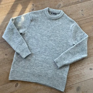 Grå stickad tröja från Zara - Säljer denna stickade tröjan i nyskick st S, bara använd ett par gånger! Perfekt för kalla vårdagar.  Bara att höra av sig om man har några frågor. Måtten: axelbredd är 46cm och längden är 68cm