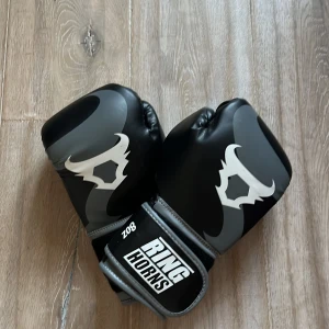 Boxnings handskar/från ring horns kom med bud!! - Jätte fina och bra boxnings handskar använda endast 2 gånger ny pris 600kr…. Pris går diskuteras säljer dom för 250kr