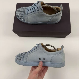 Christian Louboutin skor - Christian Louboutin Skor | Ett par extremt eftertraktade & sjukt snygga skor i den populäraste färgen som du inte hittar någon annan stans - passar till alla årstider & tillfällen! | Skick 9/10 Smutsiga (ej tvättade), snören lite skadade - ALLA NITAR KVAR! | Storlek 41, passar även 41,5-42 | Inget medföljer | Priset är alltid diskuterbart vid snabb affär! | Nypris 9000kr, går inte att köpa längre | Hör gärna av dig vid någon som helst fråga eller fundering!😁🙌🏻