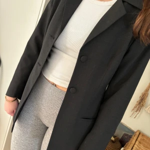 Mörkgrå kavaj  - Jättefin kavaj i en mörkgrå färg. Små axelvadd insytt!💖 sparsamt använd, som referens är jag ca 170 cm