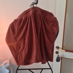 Bruna shorts från Kappahl - Säljer ett par bruna shorts från Kappahl i storlek L. De är gjorda i ett mjukt material och har en bekväm passform med resår i midjan. Perfekta för en avslappnad stil.