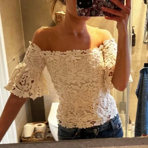 Vit spetsblus  - Säljer en vit spetsblus med offshoulder-design. Inte mina bilder. Säljer då den var för liten för mig💖💖