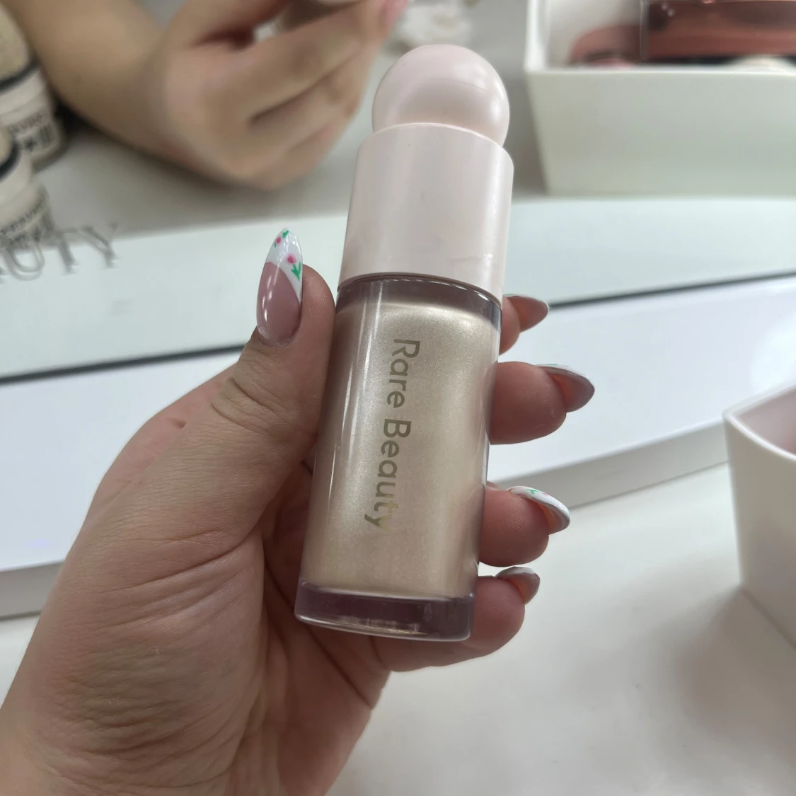 Highlighter från Rare Beauty