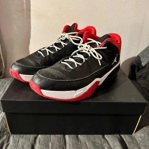 Nike Air Jordan Max Aura 3  - Säljer nu mina basketskor ifrån märket Jordan. Storlek 49,5. Knappt använda pga hann skaffa nya basketskor. Mycket bekväma och stödjer fötterna väl. 