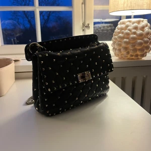 Valentino väska - Säljer min valentino väska. Fint skick. 