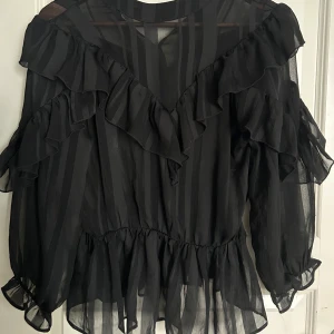 Blus - Svart genomskinlig volang blus🖤