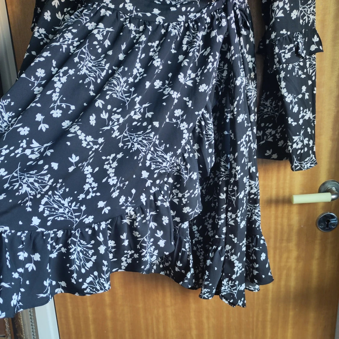 Svart blommig klänning från Wednesday's Girl - 2