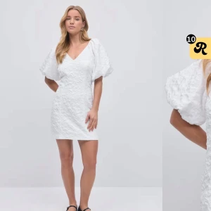 Slutsåld studentklänning från Gina tricot - Intressekoll på denna helt slutsålda studentklänning från Gina Tricots nya kollektion, perfekt till student men även sommaren💃💞Hör av dig vid frågor! HELT NY med PRISLAPP!!!! 