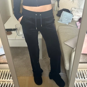 Mörkblåa juicy couture byxor  - Superfina oanvända juicy couture byxor i storlek xxs men passar xs! 