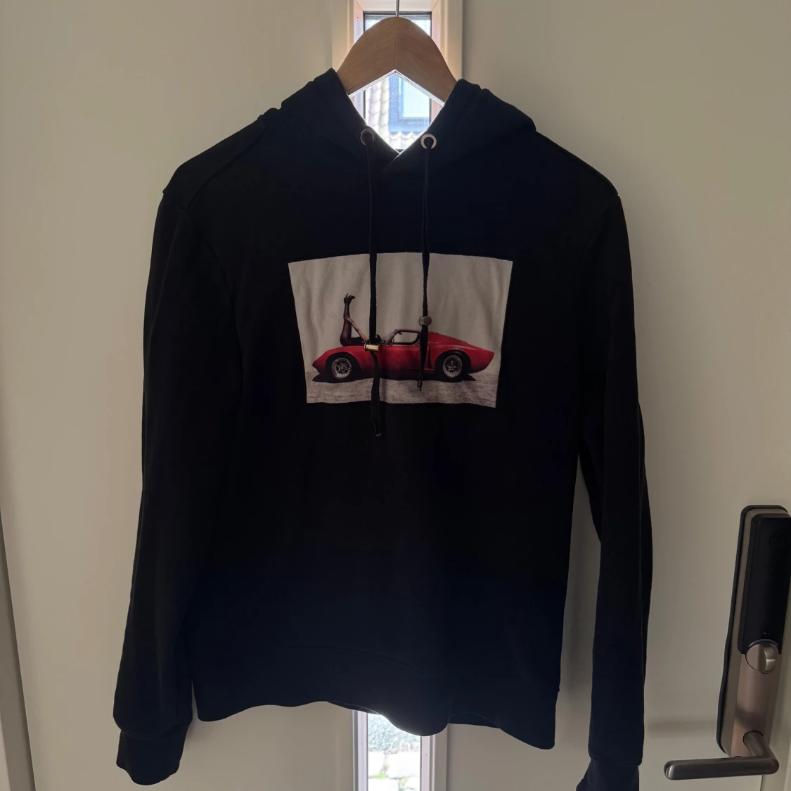 Svart hoodie från Limitato