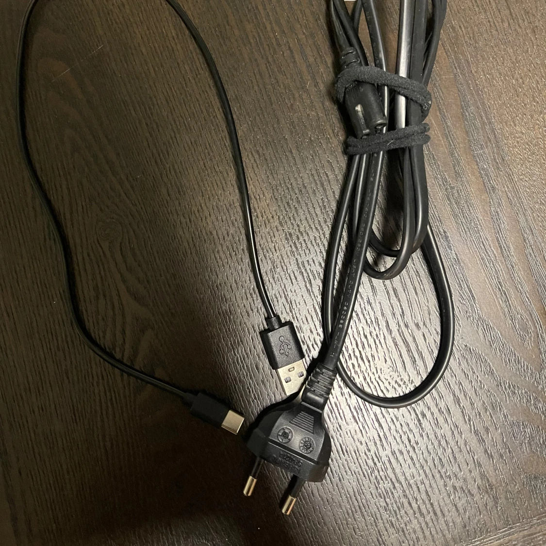 Svart PlayStation 4 med handkontroll - 4