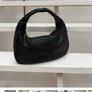 Svart flätad handväska - Snygg svart handväska med flätat mönster. Perfekt för att ge en stilren touch till din outfit. Väskan har ett bekvämt handtag och är tillverkad i ett elegant material.