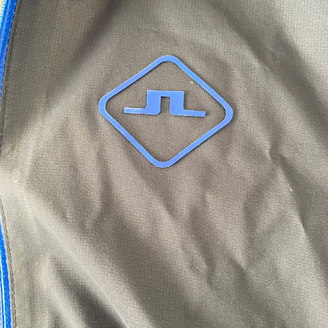 Grå regnjacka med blå detaljer - 1