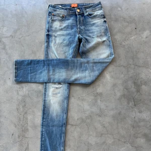 Jack and Jones jeans  - Ett par feta Jack and Jones jeans med slitningar!🤩De är i mycket bra skick och har storleken 28/32!🔥Vid minsta fundering kontakta mig!🎉🔥              