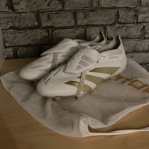Fotbollsskor Adidas Predator elite  - Säljer dessa fina adidas predator elite i väldigt bra skick använt kanske 2-3 träningar men dem var för små tyvärr. Storlek 44. Påse och kartong medföljer! 