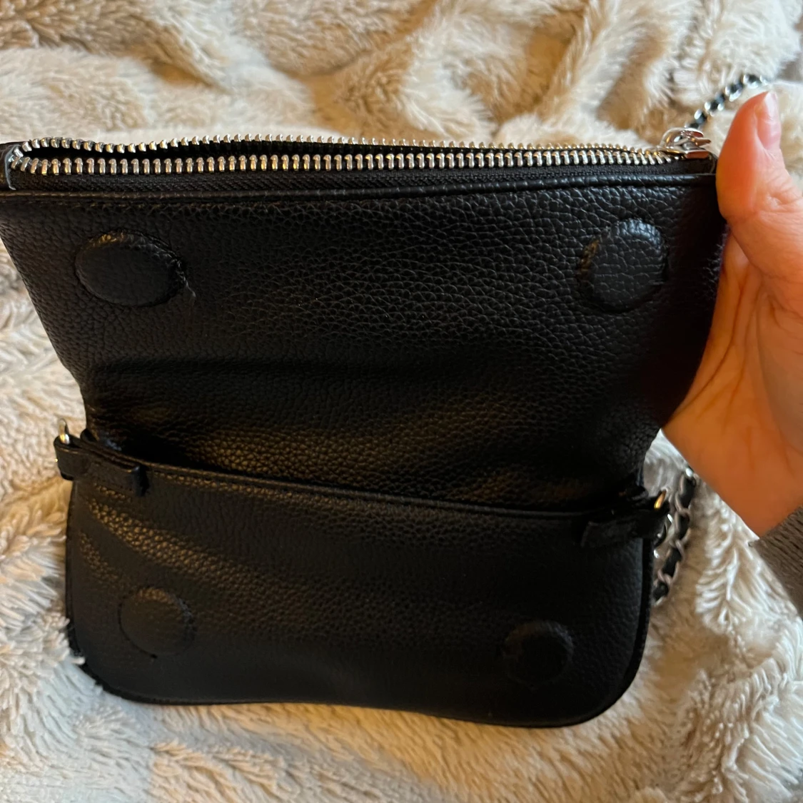 Svart axelväska med stjärndetalj - 2