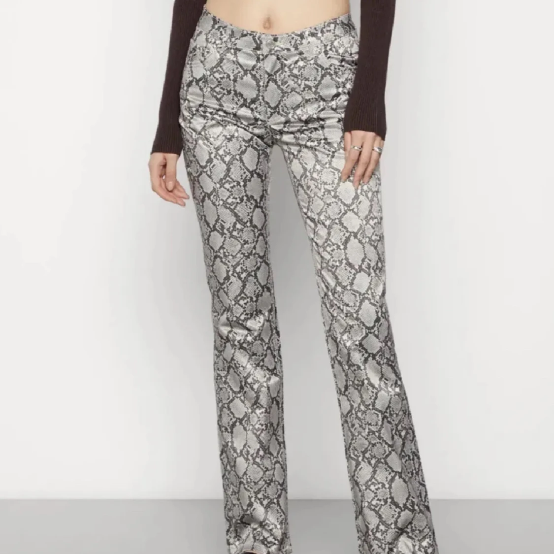 Ormmönstrade byxor från Weekday
