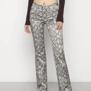 Ormmönstrade byxor från Weekday - Snygga ormmönstrade byxor från Weekday 😍Byxorna har en låg midja och är perfekta för att sticka ut. Perfekta för en trendig look! Långa i benen så de passar även er långa tjejor❤️