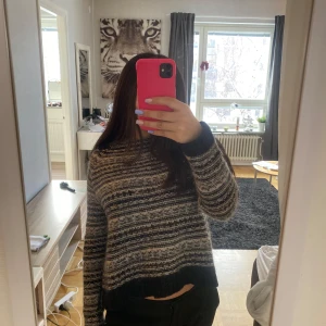Randig stickad tröja - Mysig randig stickad tröja i storlek L, men sitter som xs/s💕✨