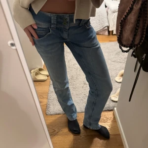 Ljusblå jeans med låg midja - Snygga ljusblå jeans med låg midja och rak passform. Från pepe jeans, använda en eller två gånger. 