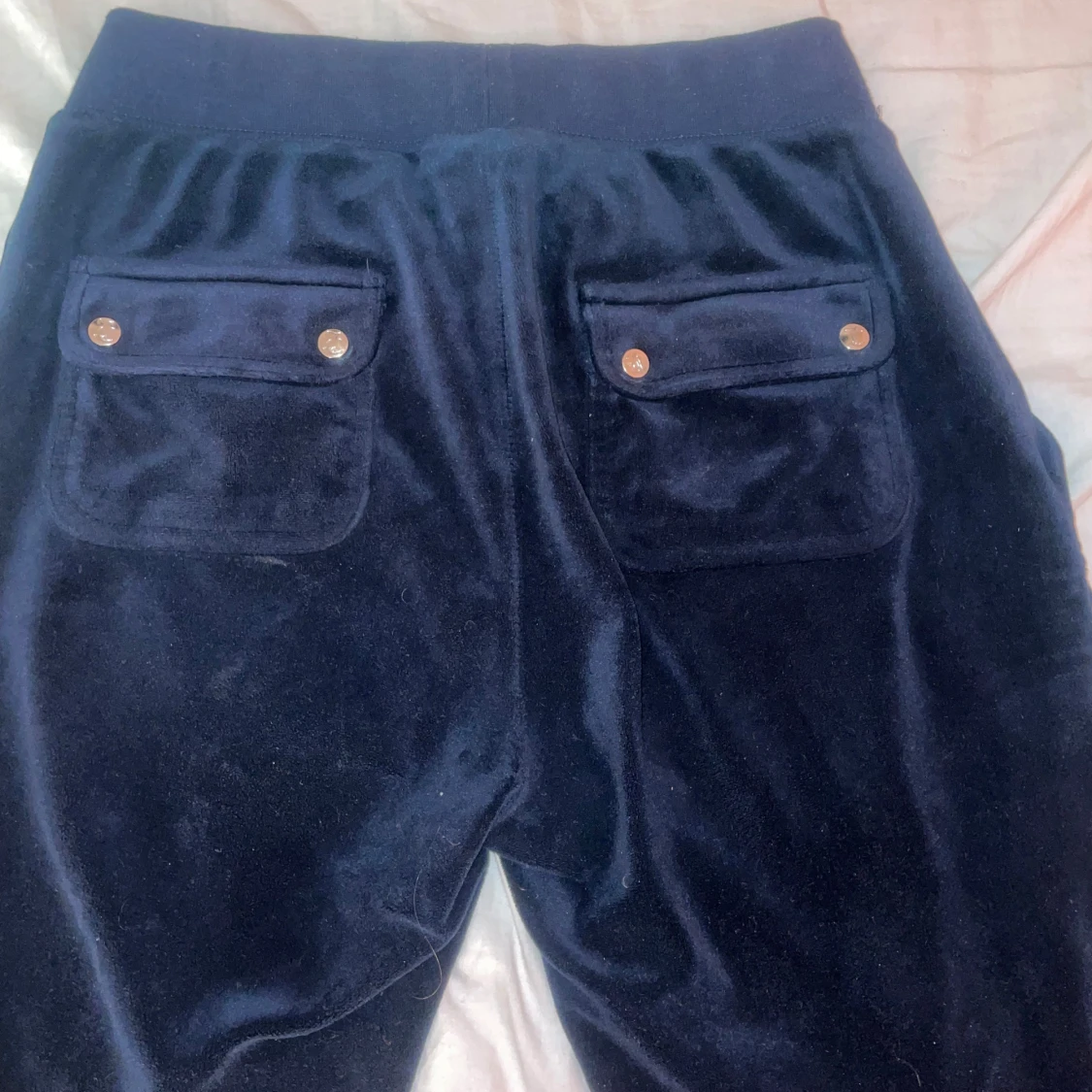 Mörkblå velourbyxor från Juicy Couture - 1