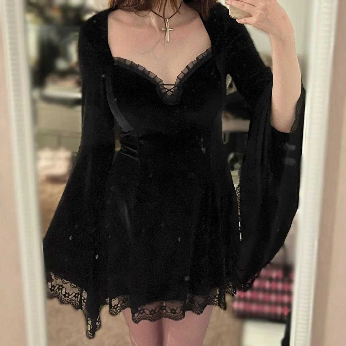 Jättefin svart sammet klänning med spets