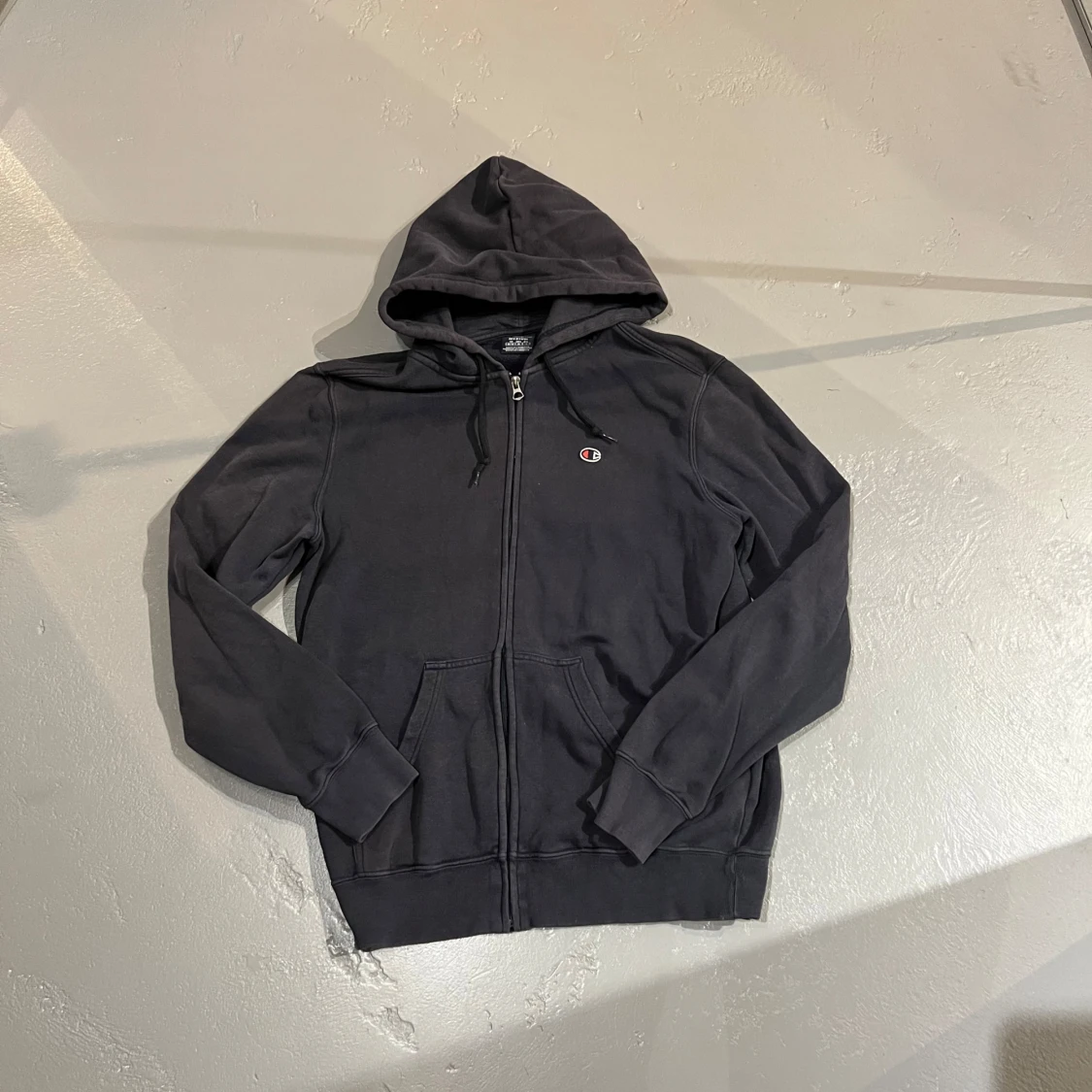 Mörkblå hoodie från Champion