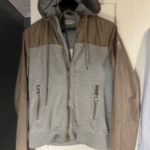 Moncler cardigan  - Säljer en snygg Moncler cardigan skick 7-10! Mitt pris är endast 2499!🫨 vid frågor och funderingar är de bara att höra av sig