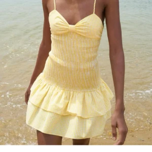 Zara klänning  - Super gullig klänning från Zara med knyte i bak. Stl L men passar M också, kanske bättre?, prislappen är kvar. Se ny annons för fri frakt till 16/3. 