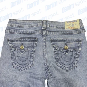 True religion jeans - True religion hi-rise boot • storlek w28 • Mått: Längd: 103cm Innerbenslängd: 77cm midjebredd: 35cm lårbredd: 23cm Benöppning: 21cm • Lite heelbite som syns på bilden men hålen är igensydda :) Vid frågor, meddela här! 💙OBS! Färgen liknar mest andra bilden.