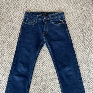 Replay jeans  - Säljer dessa snygga jeans från Replay i modell Rocco. Jeansen är i mycket bra skick utan defekter. Det är storlek W28/L32. Vid minsta fråga eller fundering är det bara att höra av sig🙌😄