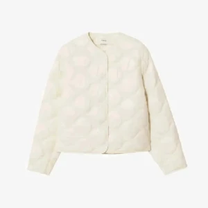 Vit quiltad jacka från Mango - Säljer en jättefin cremevit/vit quiltad jacka från Mango. Perfekt vår och höstjacka. Den är i mkt fint skick! Liten i storleken så den är för liten för mig som är 177cm och har medium i storlek. 