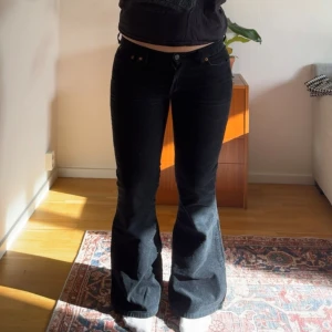Lågmidjade vintage Levis  - Så snygga vintage Levis. Midjemåttet är ca 80cm och innerbenslängden är ca 79cm.