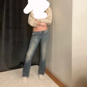 Miss me jeans - Snygga blåa bootcut jeans från Miss Me med broderade detaljer på bakfickorna. De har en tappat en liten knapp på bakfickan som man inte tänker på (se sista bilden).