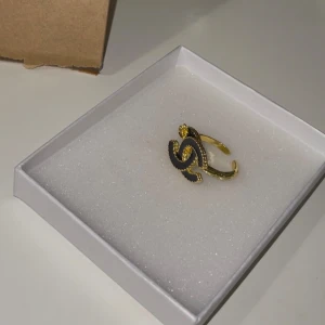 Guldfärgad ring med halv cirklar - Helt oanvänd och ny. Materialet är jag osäker på men storleken är justerbar. 