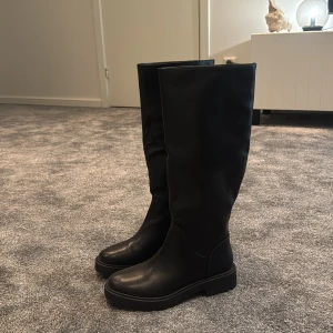 Stövlar från nelly - Höga stövlar från Nelly aldrig använda, säljer då dom är för små för mig. Köpt för 700kr