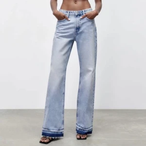 Blå jeansbyxor - Snygga blå jeans från Zara säljas💌