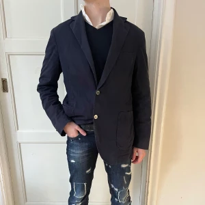 Mörkblå kavaj från Oscar Jacobson - Snygg mörkblå kavaj från Oscar Jacobson med klassisk design. Kavajen är lite mer som en jacka och är perfekt nu för våren💰☀️