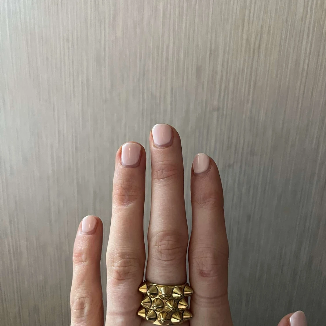 Guldpläterade smycken med nitar - 1