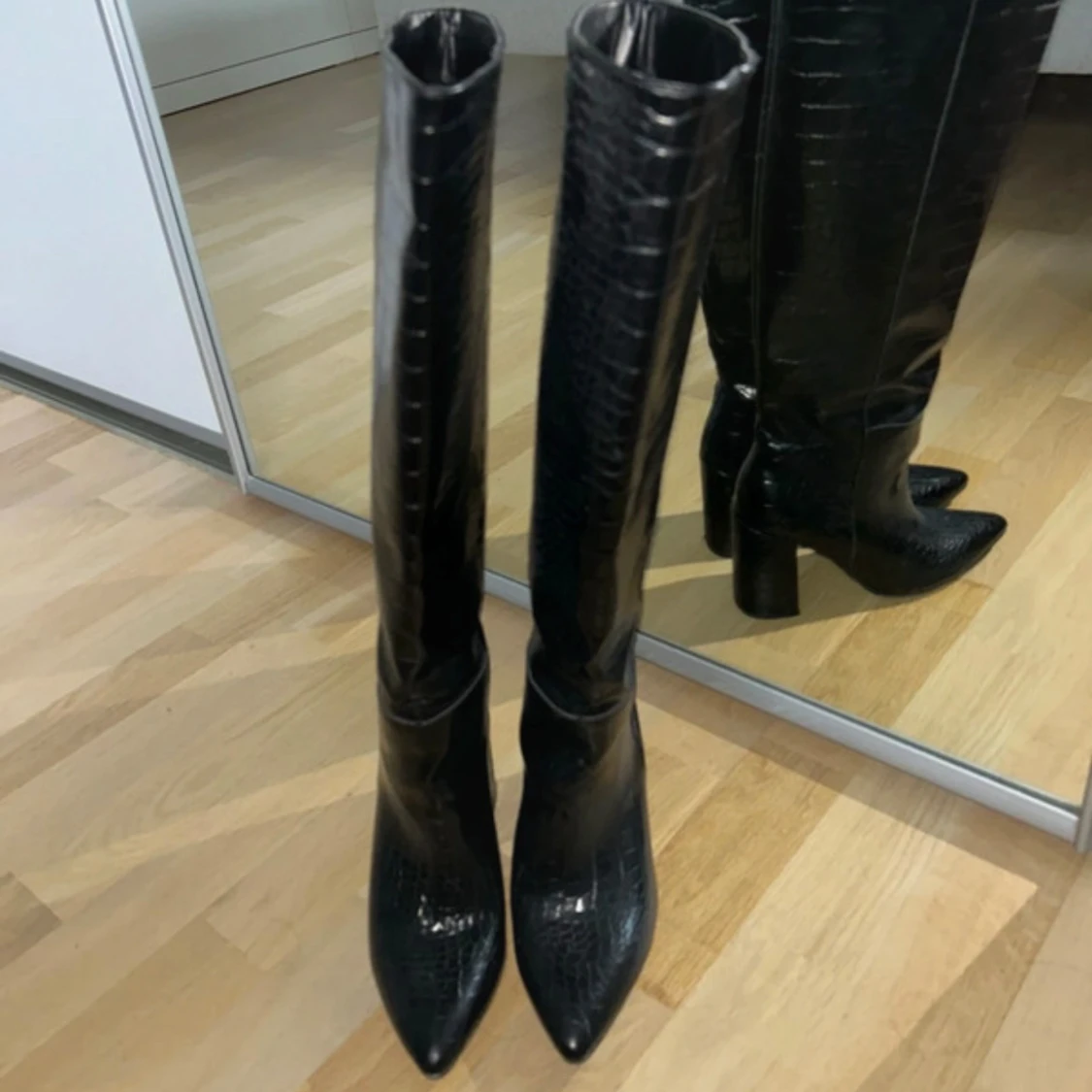 Svarta stövlar med krokodilmönster - 2