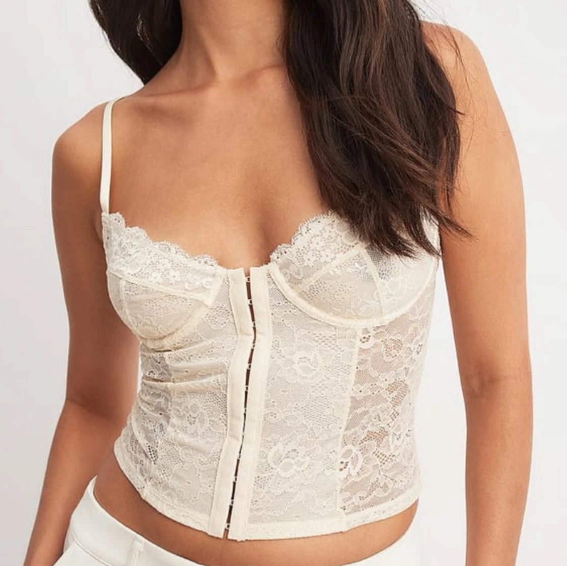 Vit spetskorsett