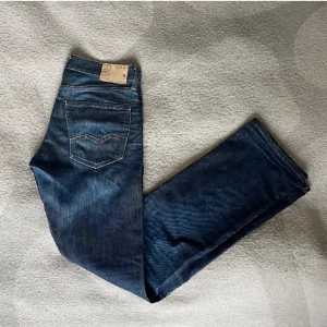 Blå jeans från Replay - Säljer snygga blåa jeans med en cool färg. Finns små slitningar som jag anser bara är snyggt. Samt en liten defekt på replay loggan vid högra fickan. Annars bra skick, säljes eftersom att jag växt ur dem.Tveka inte att höra av er vid frågor!