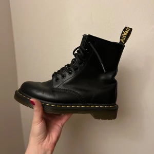 Skor från Dr. Martens - Skor från Dr. Martens i stl 37. Använda fåtal gånger så i bra skick.