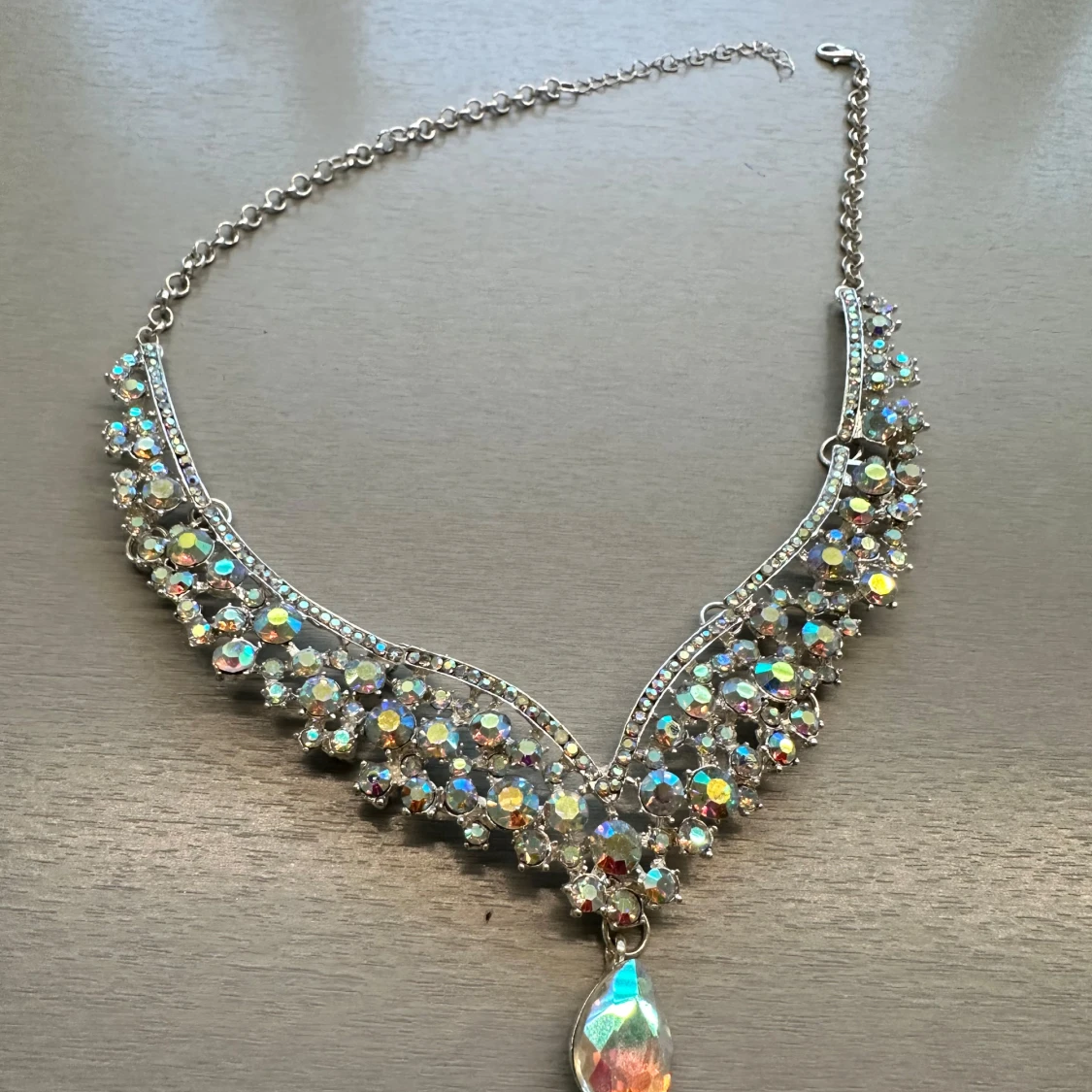 Glittrigt halsband med stora stenar