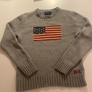 Grå stickad tröja från Ralph Lauren - Säljer en grå stickad tröja ifrån Ralph lauren som är köpt i Spanien där de har lite andra storlekar. Meddela om du har några frågor.