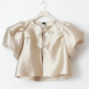 Gina blus med puffärmar - Jättefin blus från Gina med puffiga ärmar. Blusen är i champagne färg och i storlek S. Bara använd 1 gång! ⭐️💕 Nypris 500kr